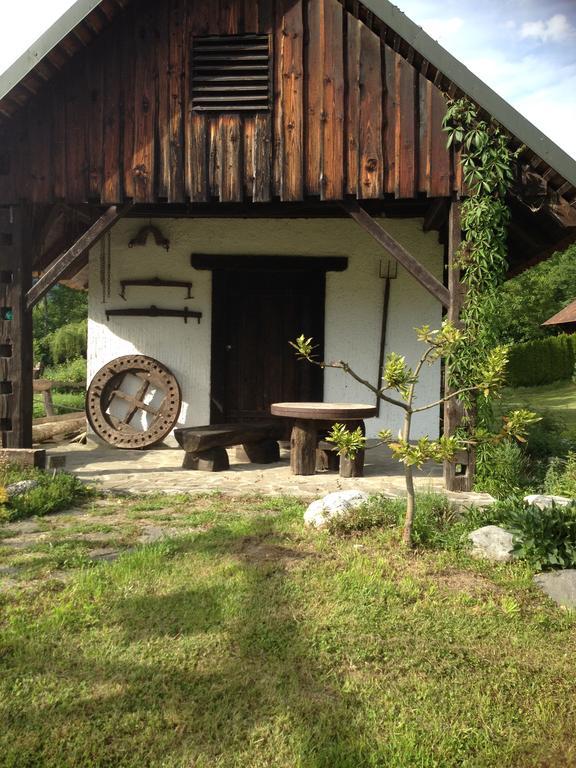 Gostisce Smuk Hotel Križe Eksteriør billede